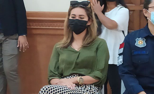 leia-se-bule-rusia-yang-prank-masker-lukis-wajah-di-bali-dideportasi