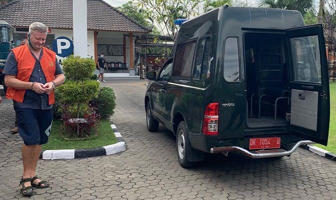 mandeg-15-tahun-bule-denmark-perusak-pelinggih-dijebloskan-ke-bui