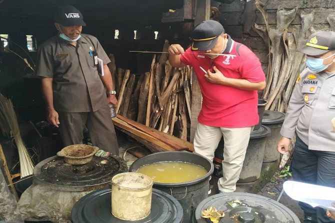 Petugas mendatangi lokasi pembuatan arak gula belum lama ini. (dok radarbali.id)