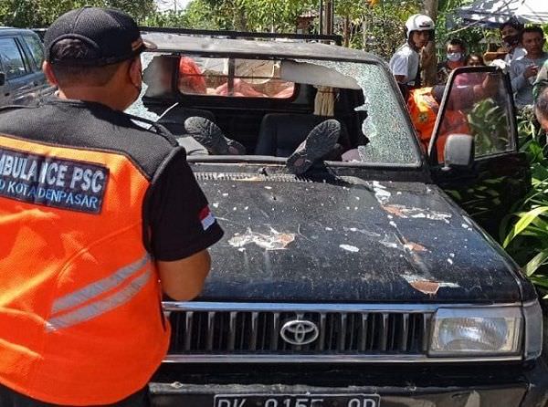 omg-loncat-ke-kaca-mobil-yang-melaju-nasib-abg-gila-ini-mengerikan