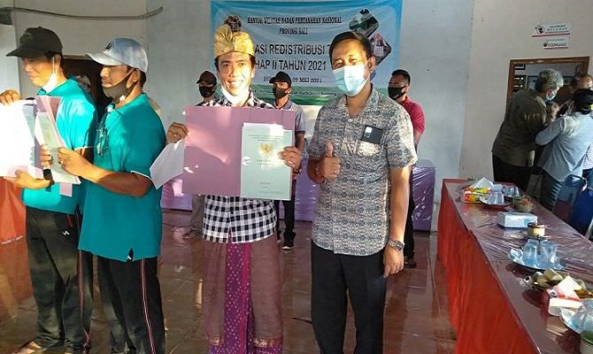 puluhan-tahun-berjuang-warga-sumberklampok-akhirnya-terima-sertifikat