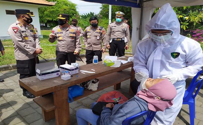 siaga-prokes-kapolda-bali-pantau-langsung-arus-balik-di-gilimanuk