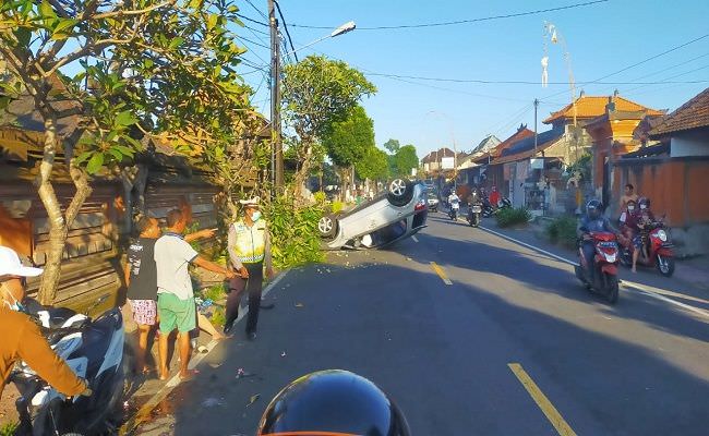 tabrakan-dengan-sepeda-motor-mobil-x-over-terbalik-di-sukawati