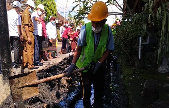 tidak-gengsi-asal-halal-ambil-pekerjaan-bersihkan-gorong-gorong