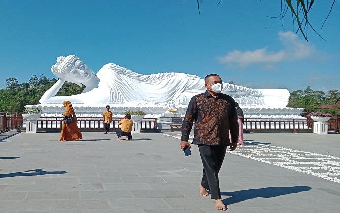 tinggi-kesadaran-prokes-pengunjung-vihara-dharma-giri-pupuan