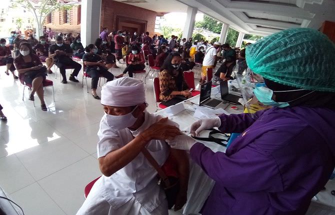 update-900-ribu-warga-bali-sudah-disuntik-vaksin-covid-19