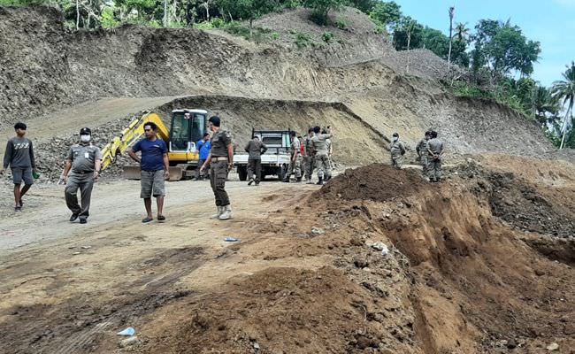aktivitas-pengerukan-bukit-marak-di-klungkung-jalan-compang-camping