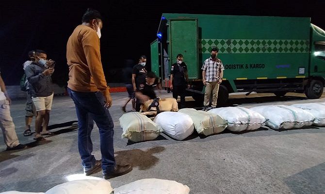 breaking-news-truk-ekspedisi-isi-ganja-44-kg-gegerkan-terminal-mengwi