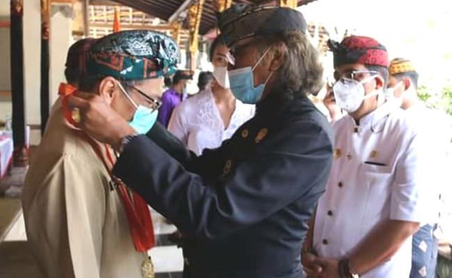diberi-medali-dari-raja-tabanan-anggota-bpk-janji-perjuangkan-dana