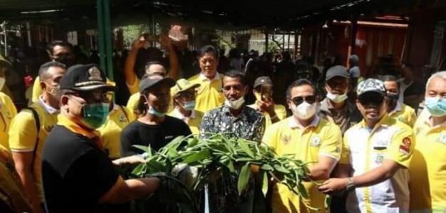 golkar-bagi-3000-bibit-vanili-ke-petani-petang