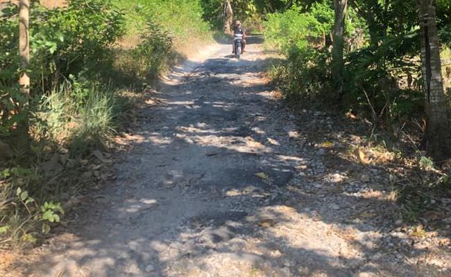 jalan-rusak-berat-warga-di-nusa-penida-sering-kecelakaan-tunggal