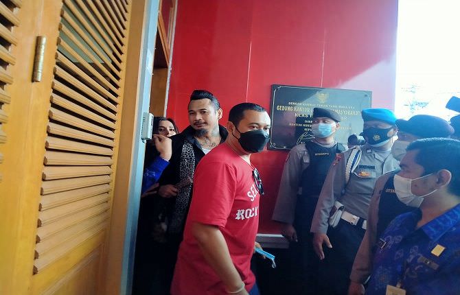 keluar-penjara-jalani-prosesi-melukat-jrx-sid-pilih-tutup-mulut