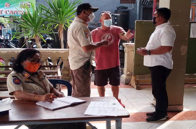 naik-motor-tanpa-masker-bule-italia-tak-sanggup-bayar-denda-rp-1-juta