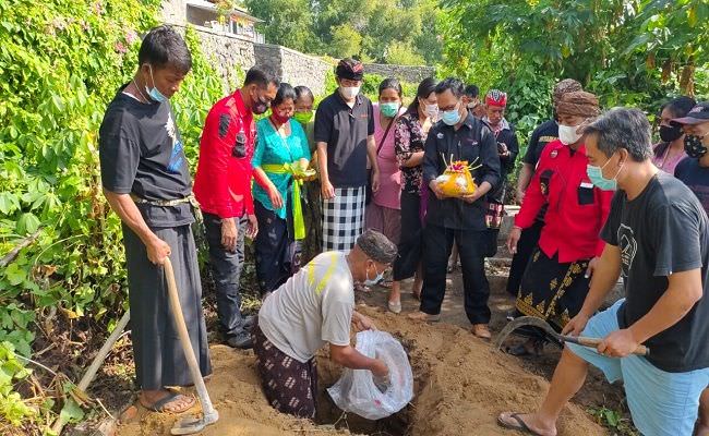 tak-ada-yang-akui-kerangka-bayi-akhirnya-dikubur-secara-hindu