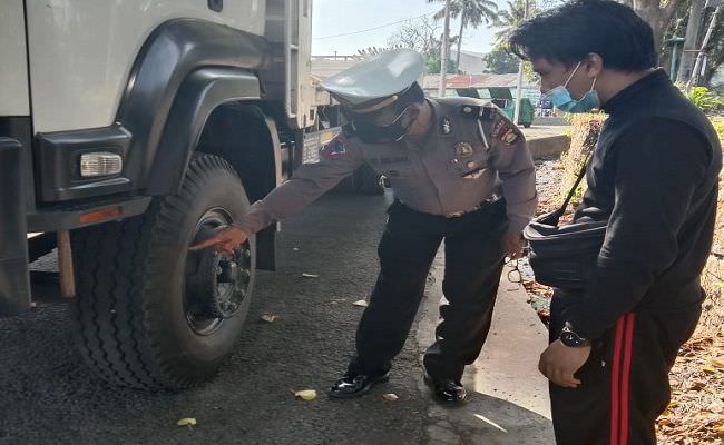 tragis-jatuh-dari-boncengan-suami-istri-tewas-terlindas-truk
