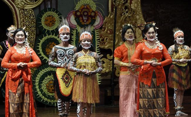mahasiswa-papua-kolaborasi-seni-bareng-polwan-polresta-denpasar