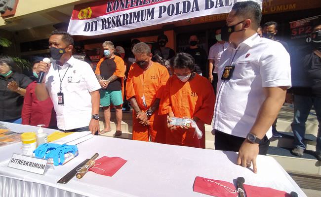 polisi-sita-pedang-dan-pistol-dari-pentolan-ormas-pemeras-pedagang