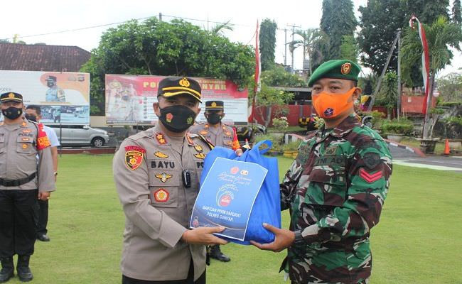 polres-gianyar-bagikan-ratusan-paket-bagi-warga-terdampak-covid-19