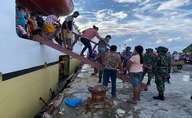posal-marore-periksa-puluhan-penumpang-kapal-sabuk-nusantara-69