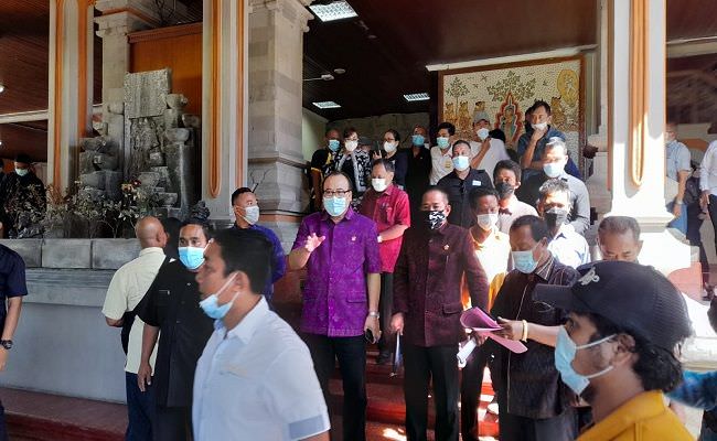 tak-tertampung-di-sekolah-negeri-ratusan-wali-murid-demo-ke-dprd-bali