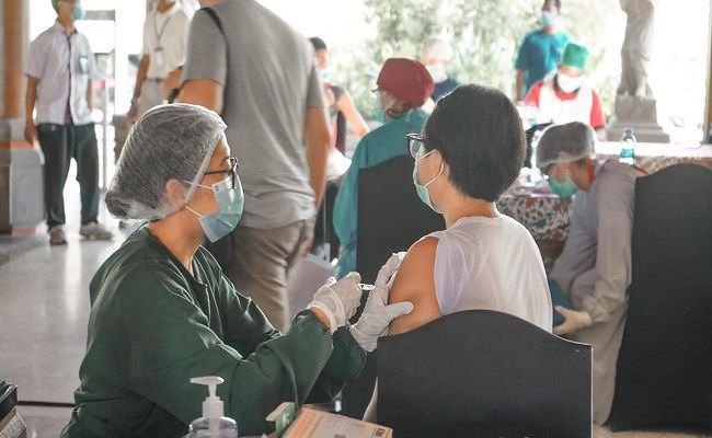 tertinggi-di-indonesia-bali-targetkan-vaksinasi-tuntas-september-2021