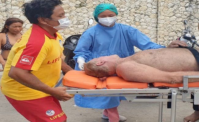 berlatih-surfing-aussie-nyaris-tewas-tergulung-ombak