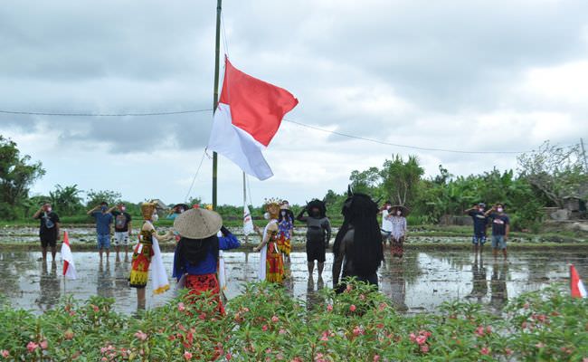 kebo-keboan-ikawangi-dewata-bali-upacara-bendera-di-tengah-sawah