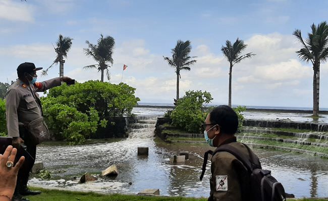 ombak-besar-rusak-hotel-dan-pertanian-di-klungkung