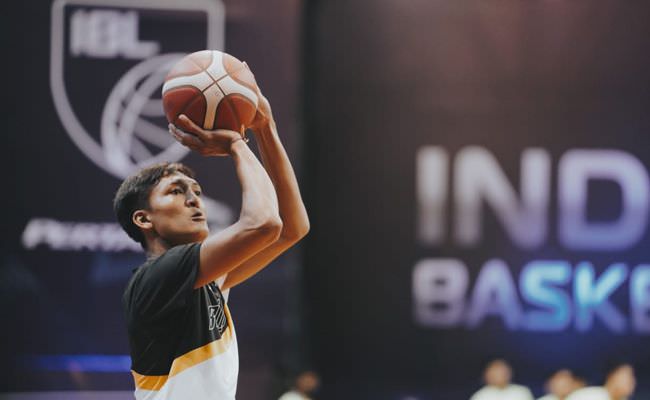 tinggalkan-bu-pebasket-putu-yudi-antara-menuju-hangtuah-jakarta