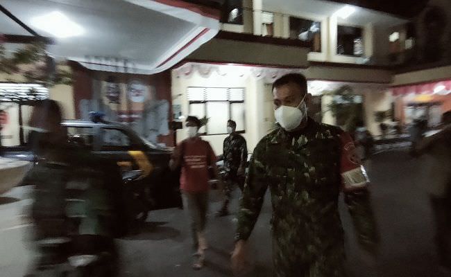 tni-dan-warga-bentrok-saat-swab-massal-di-buleleng-dandim-terluka