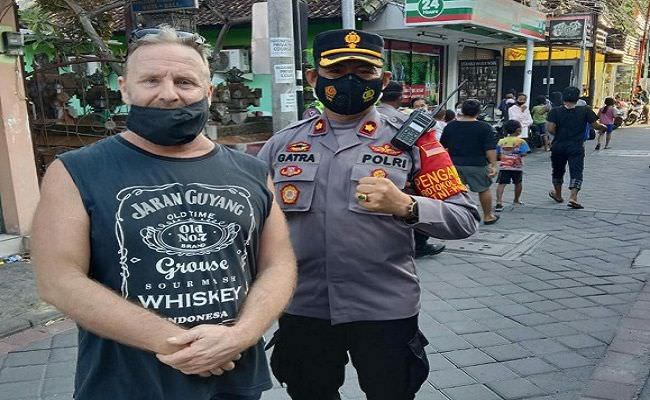 viral-bule-aussie-bagi-ribuan-nasbung-gratis-selama-pandemi-di-kuta