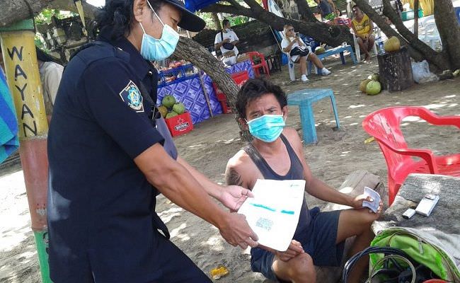 DITATA: Lebih dari seribu pedagang di Pantai Kuta kini dikurangi menjadi hanya ratusan.