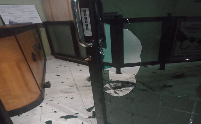 geger-kantor-advokat-di-denpasar-dilempar-bom-molotov