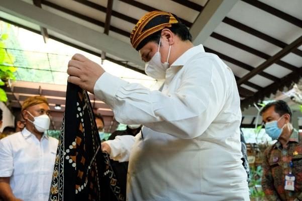 menko-airlangga-apresiasi-industri-batik-bertahan-dan-ekspor-naik