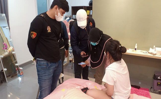 selain-rekening-polisi-sita-pakaian-dalam-di-kamar-selebgram-cantik