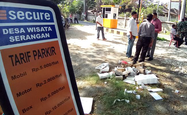 warga-serangan-demo-pemasangan-portal-masuk-desa-bendesa-adat-bingung