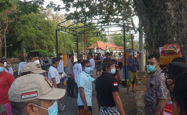 warga-serangan-protes-pemasangan-portal-di-pintu-masuk-desa