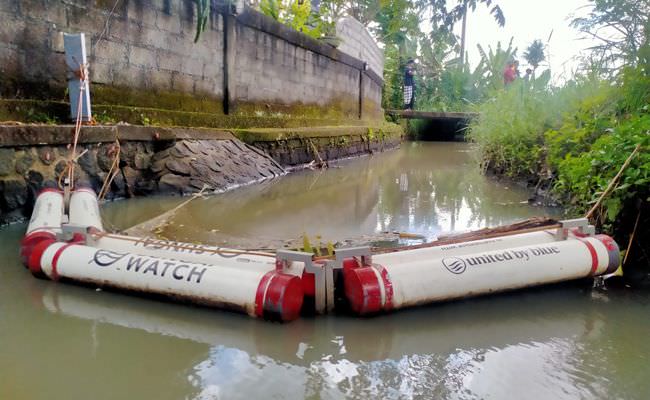 wow-2-sungai-di-tabanan-dipasang-jaring-sebulan-panen-10-ton-sampah