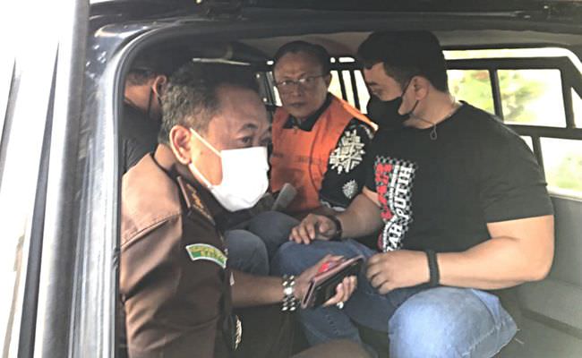 diduga-korupsi-rp16-m-mantan-sekda-buleleng-dewa-puspaka-ditahan