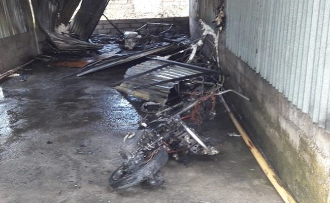 dua-motor-di-garasi-tetangga-mendadak-terbakar-warga-gianyar-histeris