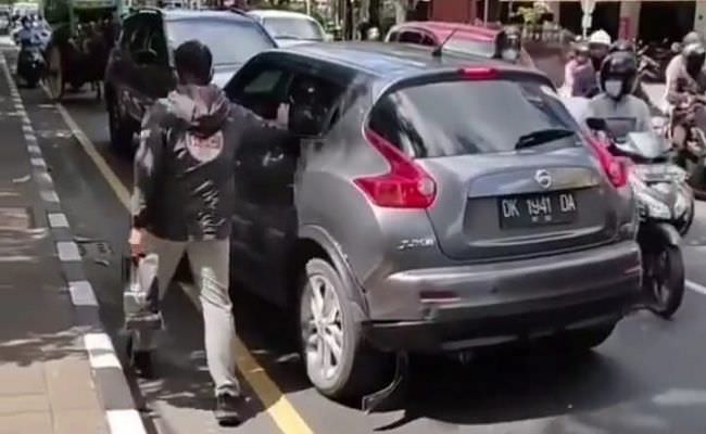 heboh-bule-diduga-mabuk-seruduk-pemotor-lalu-lawan-arus-lalu-lintas