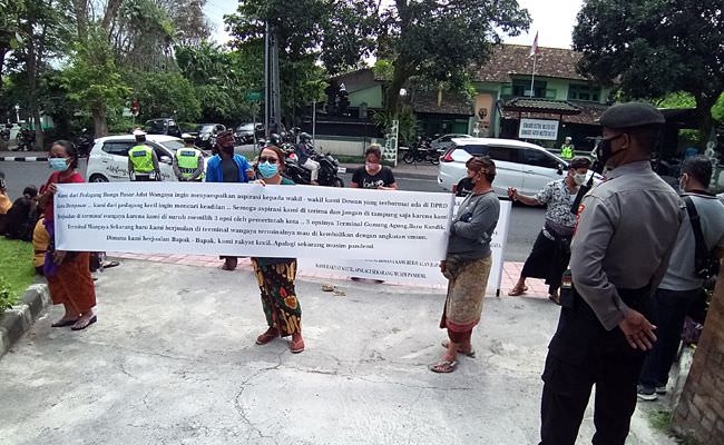 jeritan-pedagang-terminal-wangaya-yang-akan-digusur-di-kala-pandemi