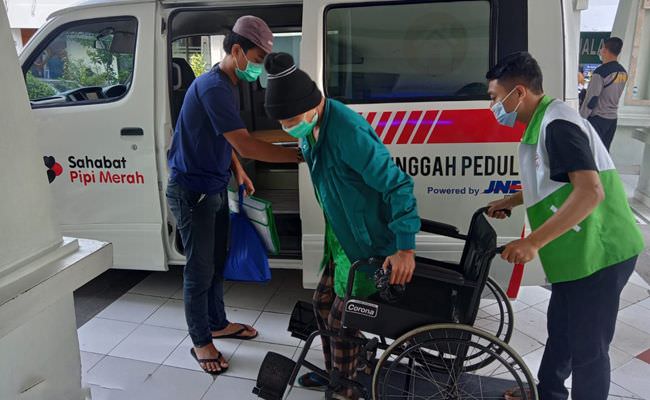 jne-dan-yayasan-peduli-generasi-berikan-layanan-ambulans-gratis