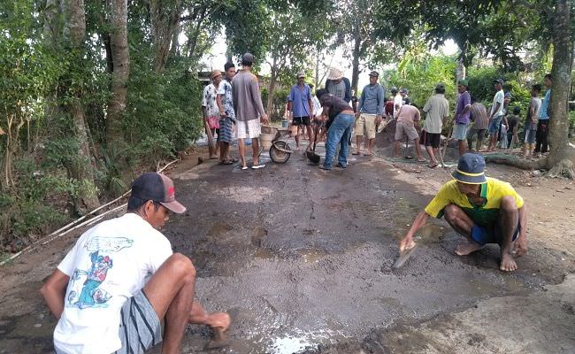 lima-tahun-rusak-warga-sangket-terpaksa-iuran-perbaiki-jalan-sendiri
