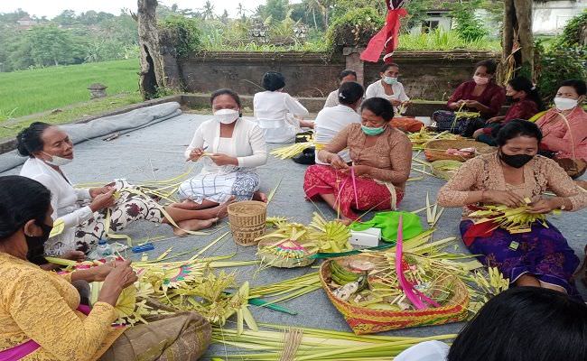 para-istri-dibekali-belajar-buat-banten-biukukung