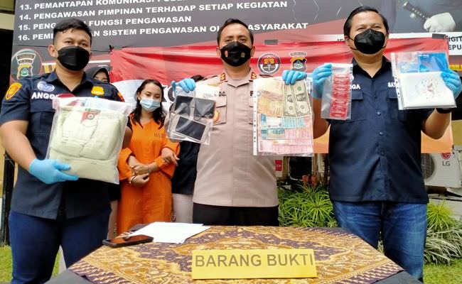 polisi-sita-seprei-kondom-dan-uang-jutaan-rupiah-dari-prostitusi-ol