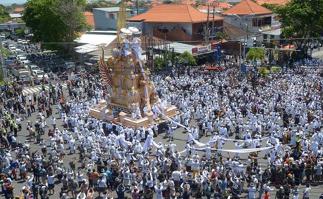 puncak-pelebon-ida-pedanda-nabe-gede-dwija-ngenjung-jadi-sorotan