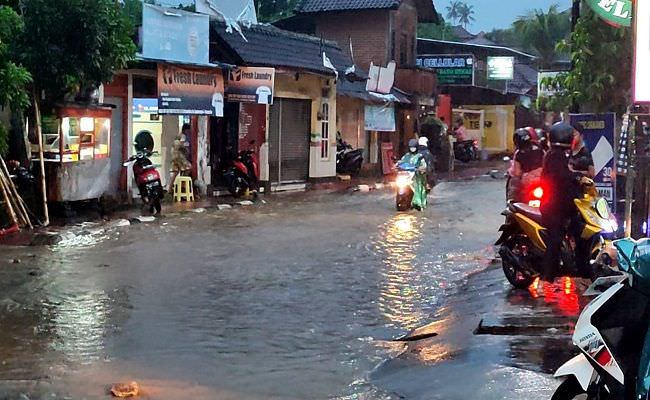 banjir-motor-dinas-hilang-terseret-air