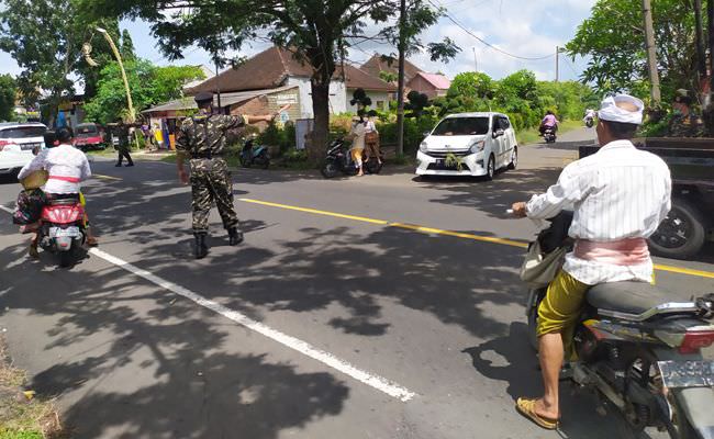 banser-nu-dan-pecalang-kompak-jaga-persembahyangan-galungan-di-bali