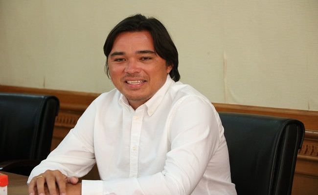 cinta-bali-dan-sering-ngayah-di-banjar-wna-inggris-ajukan-jadi-wni